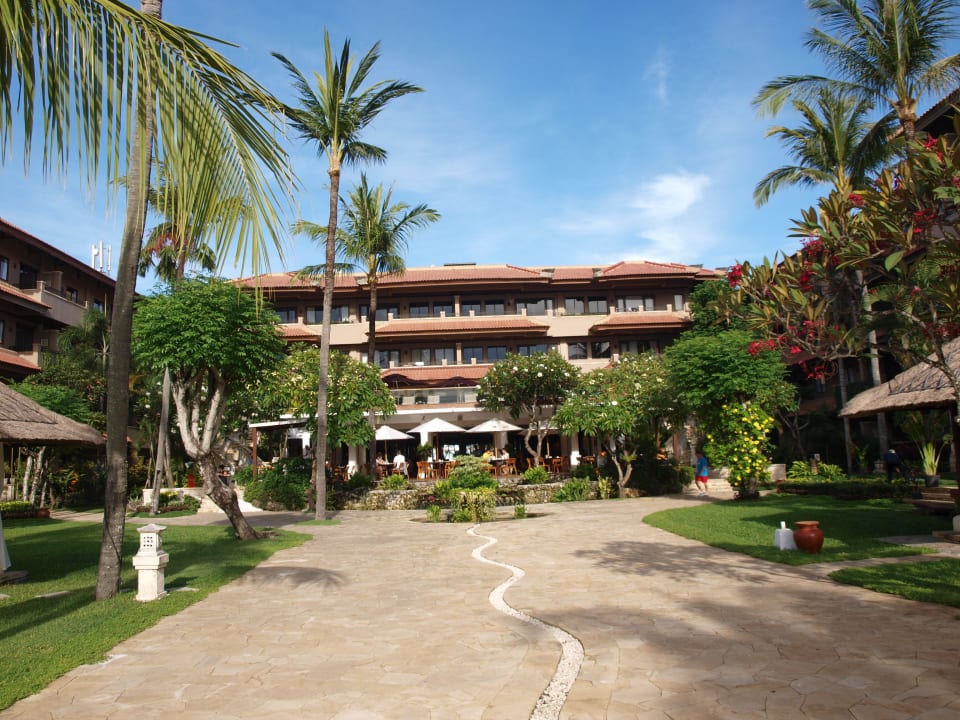 Hotel z perspektywy basenu Nikko Bali Benoa Beach