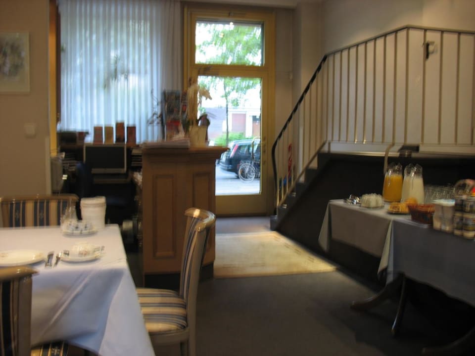 Вход Hotel Atrium garni