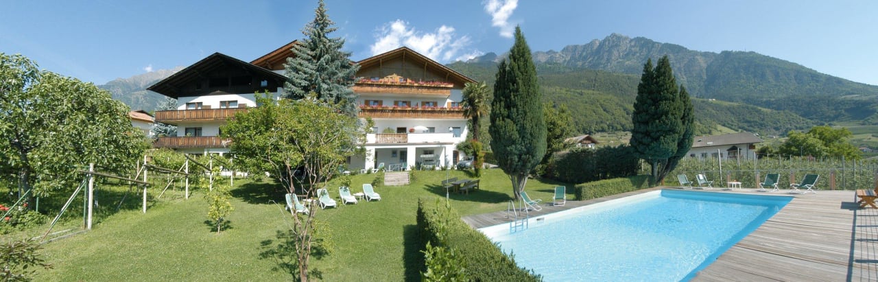 Südansicht mit Pool Hotel Residence Restaurant MaVie