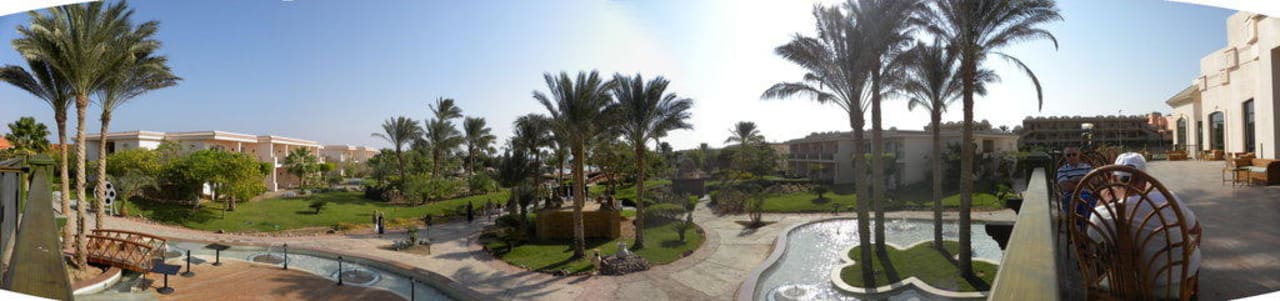 Panoramasicht der Gartenanlage Parrotel Beach Resort