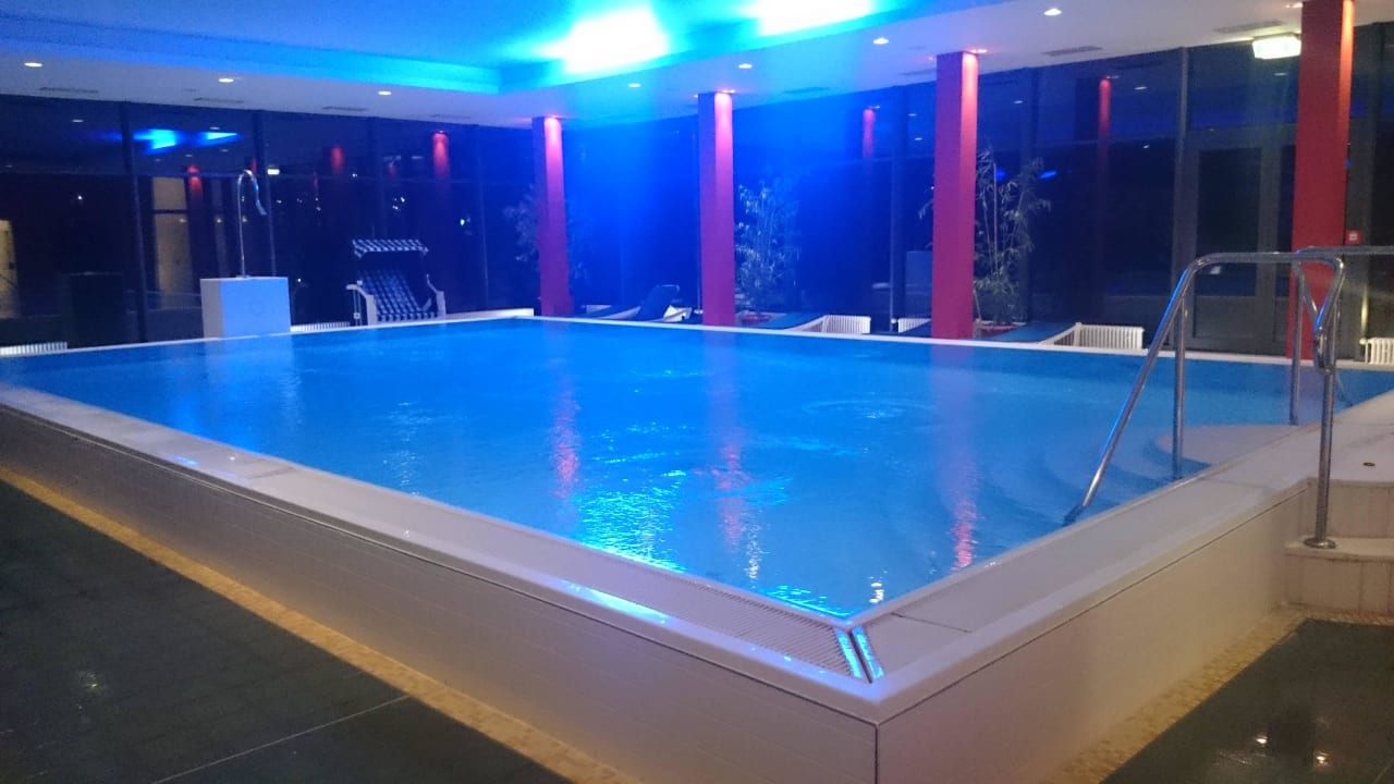 Schönes Schwimmbad  Fletcher Hotel-Restaurant Arnsberg-Sauerland