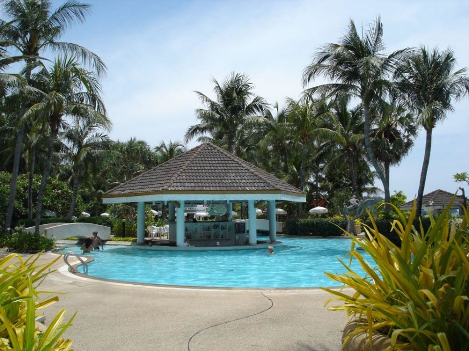 Pool mit Poolbar. Thavorn Palm Beach Resort Phuket