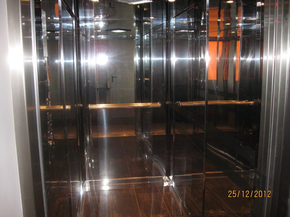 Einer von zwei großen Aufzügen des Hotels Hotel Philoxenia