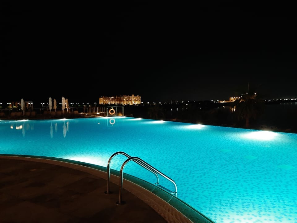 Pool Hampton by Hilton Marjan Island