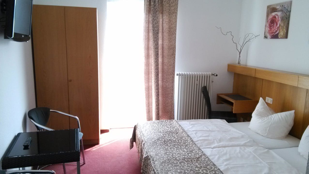 Behaglich eingerichtete Zimmer, mit TV, Dusche,WC  Hotel Zum Weißen Mohren