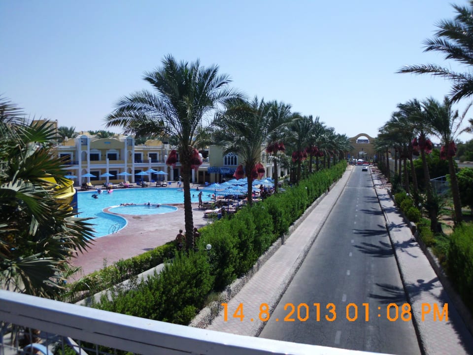 Weg zum 2 Pool mit 3 Rutschen Mirage Bay Resort & Aqua Park