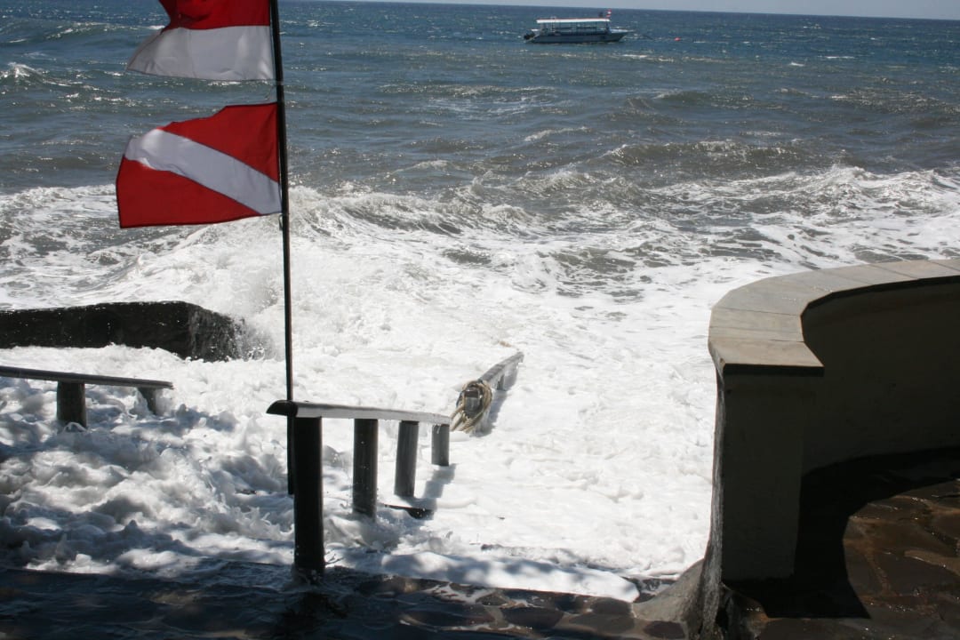 Einstieg ins Meer Alam Anda Ocean Front Resort & Spa