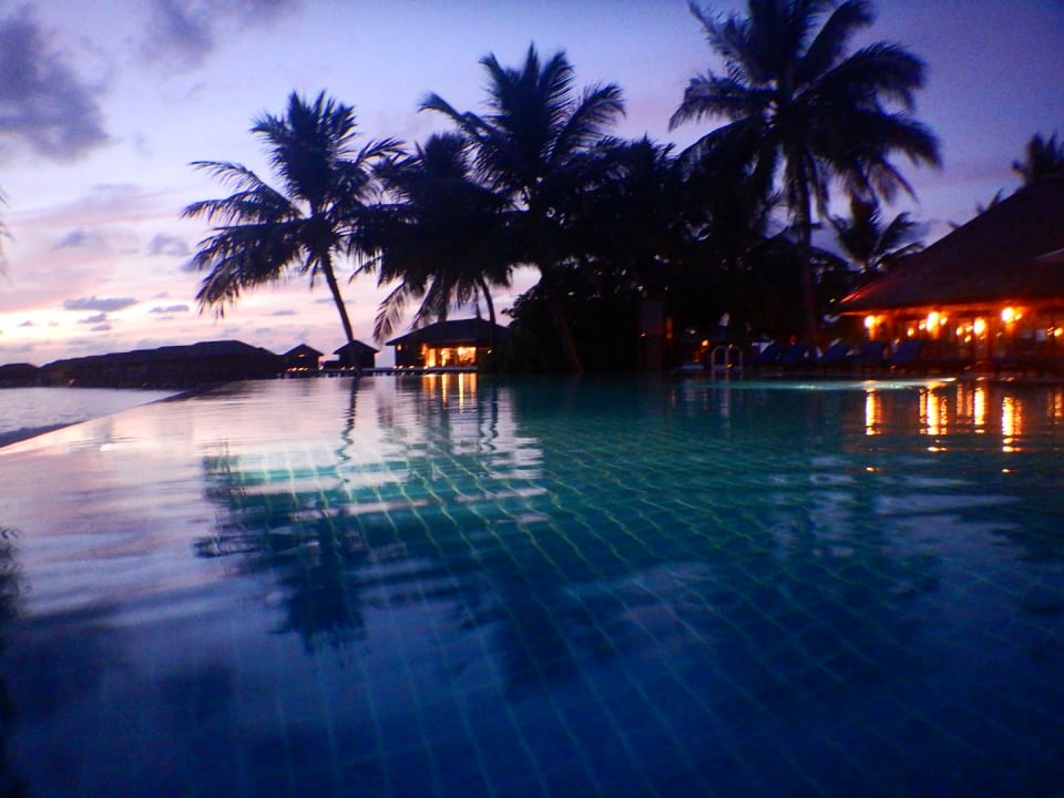 Pool Vilamendhoo Island Resort & Spa