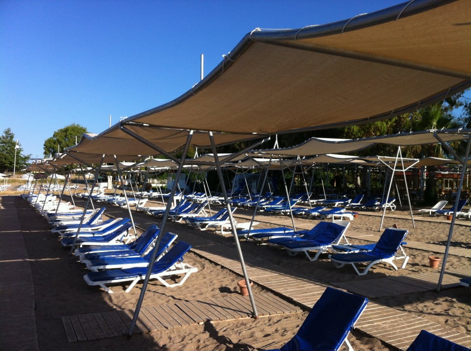 Sonnenschutz am Strand Mira Meridia Beach Hotel