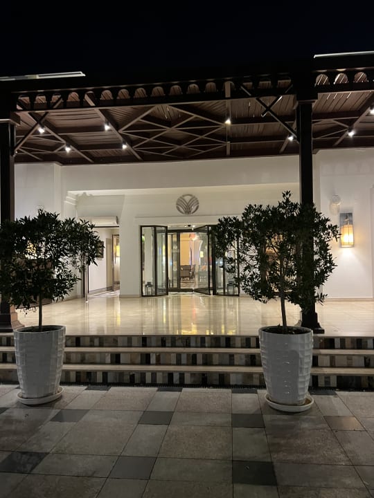 Lobby The Cove Rotana Resort