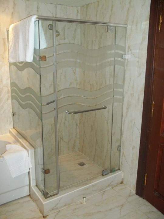 W łazience było jacuzzi i prysznic Hotel Titanic Palace