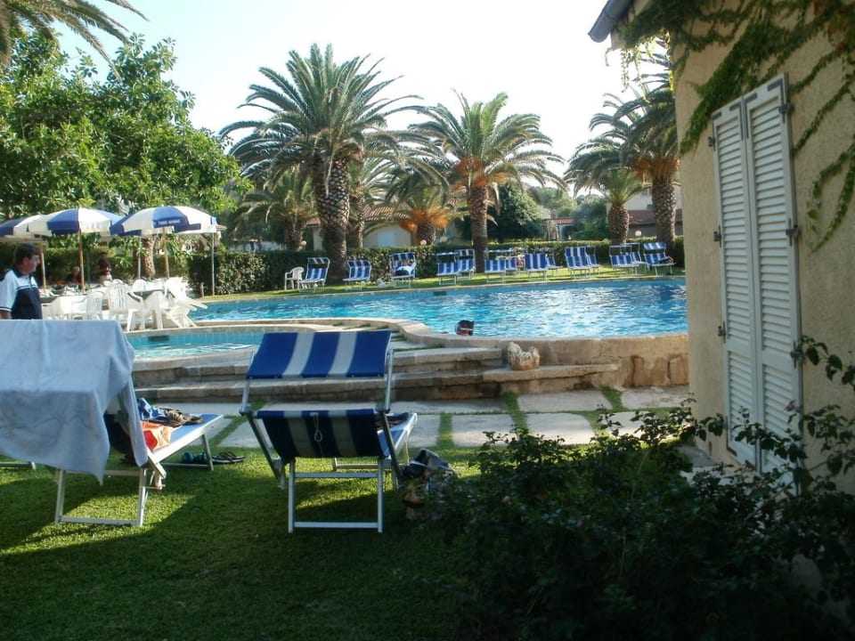 Liegewiese beim Pool Hotel Club Torre Marino