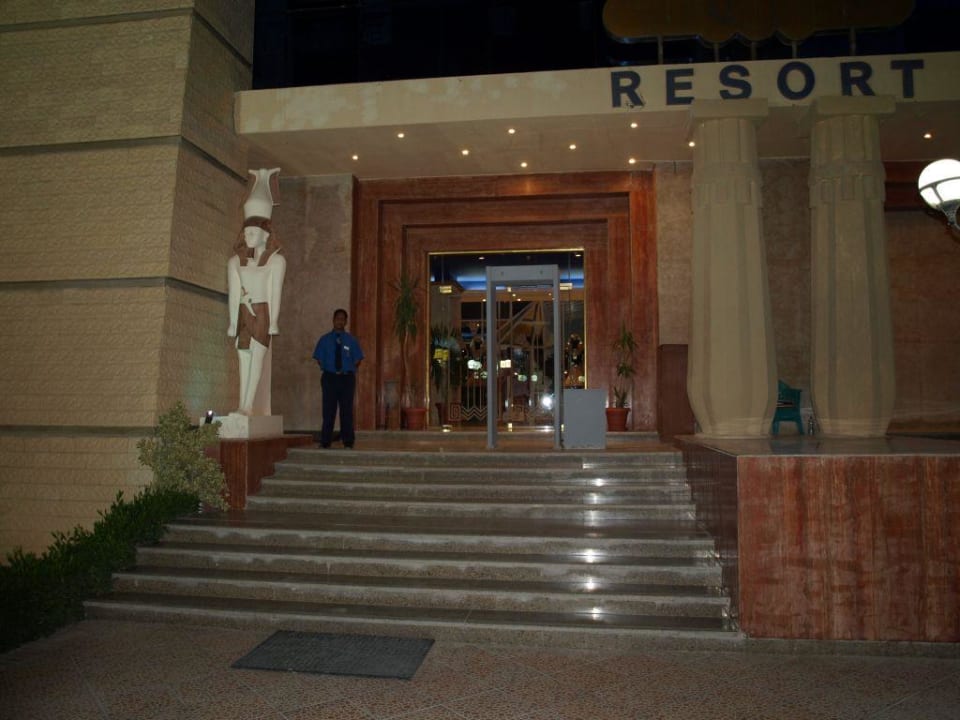 Wejście do hotelu King Tut Resort