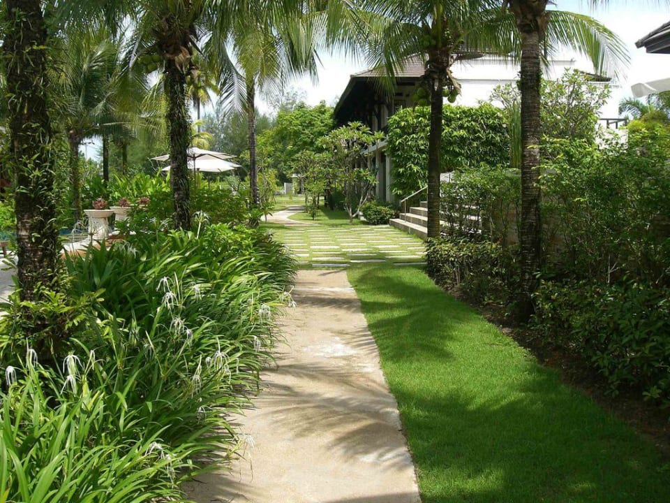 Small path to the pool at the garden Palm Galleria Resort
