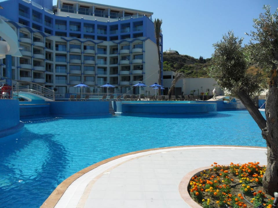 Teilansicht des Hotels vom Pool Atrium Platinum Luxury Resort Hotel & Spa