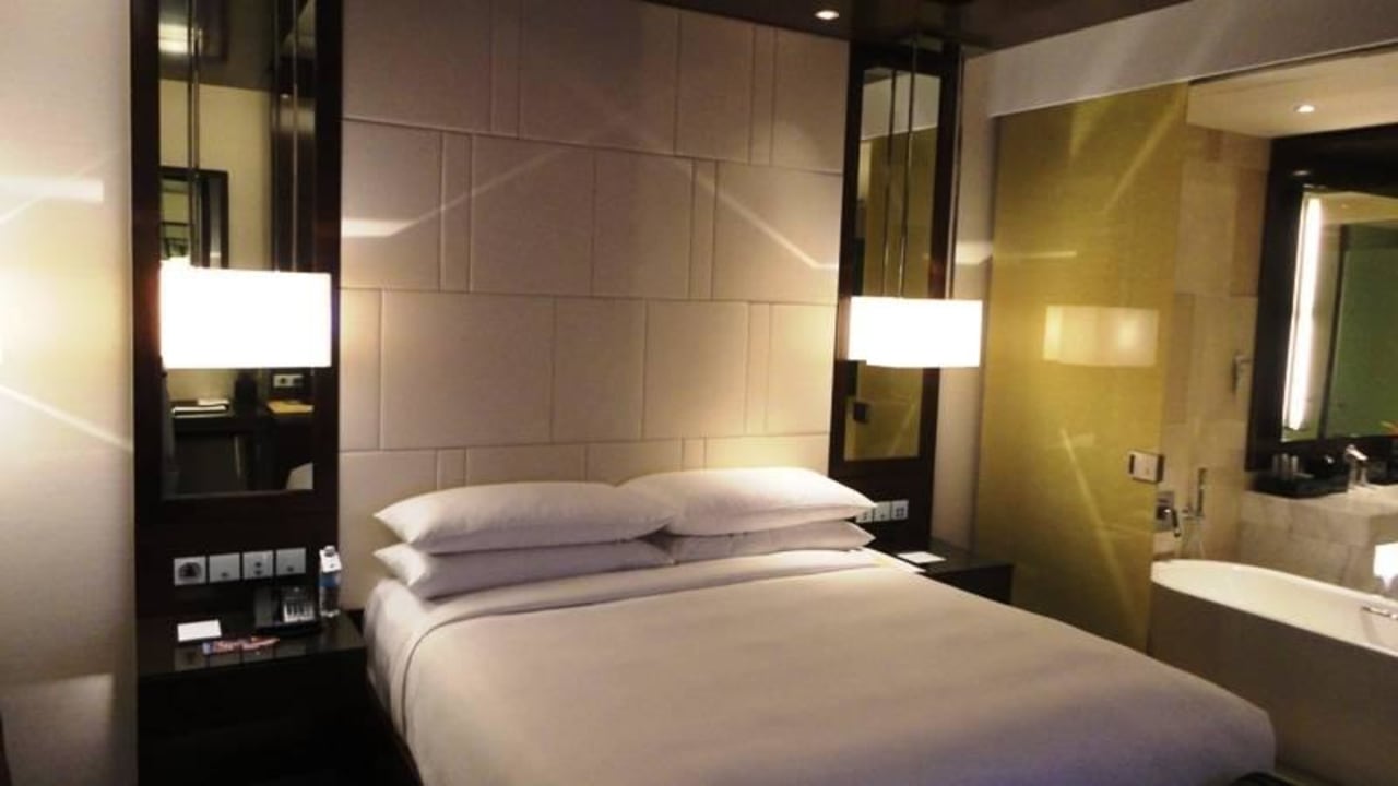King size bed JW Marriott Hotel Hanoi