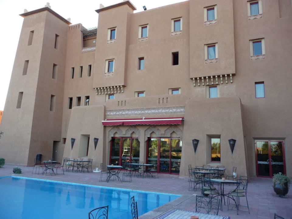 Das Hotel vom Pool aus gesehen Hotel Ibis Moussafir Ouarzazate