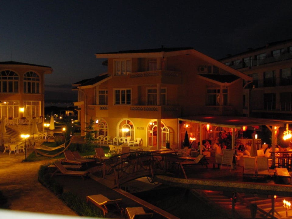 Hotelanlage/Poolbar bei Nacht Blue Orange Beach Resort