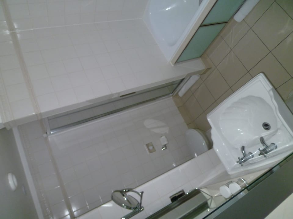 Bad mit Dusche und Badewanne The Waldorf Hilton, London
