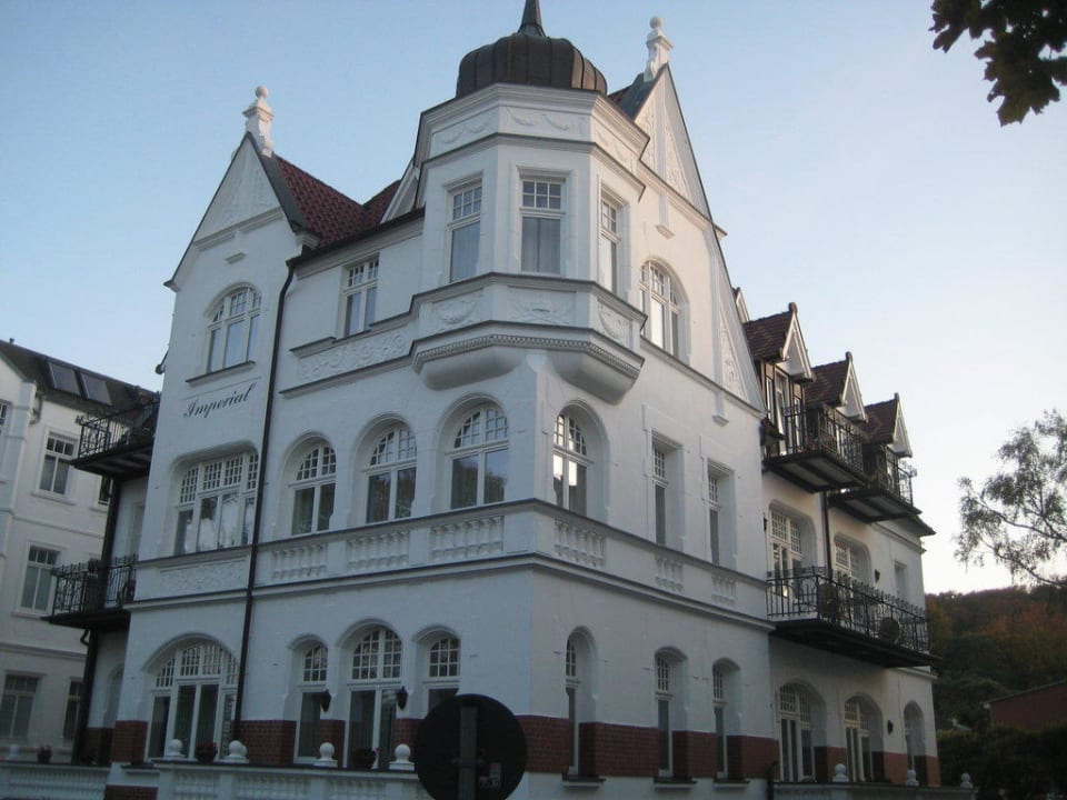 Das Hotel von der Strandpromenade aus gesehen Hotel Imperial Binz