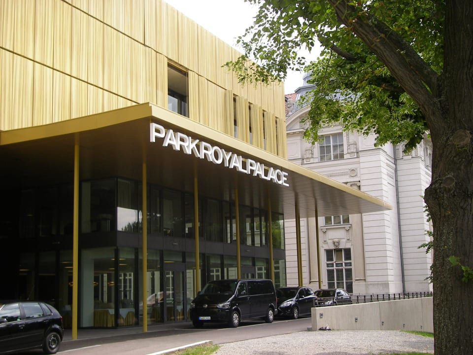 Hoteleingang DoubleTree by Hilton Vienna Schonbrunn