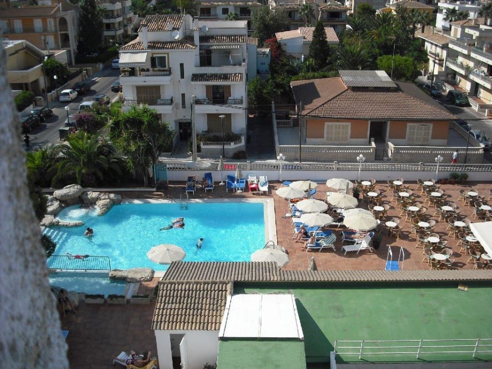 Blick von Zimmer 414 auf den Poolbereich Grupotel Farrutx