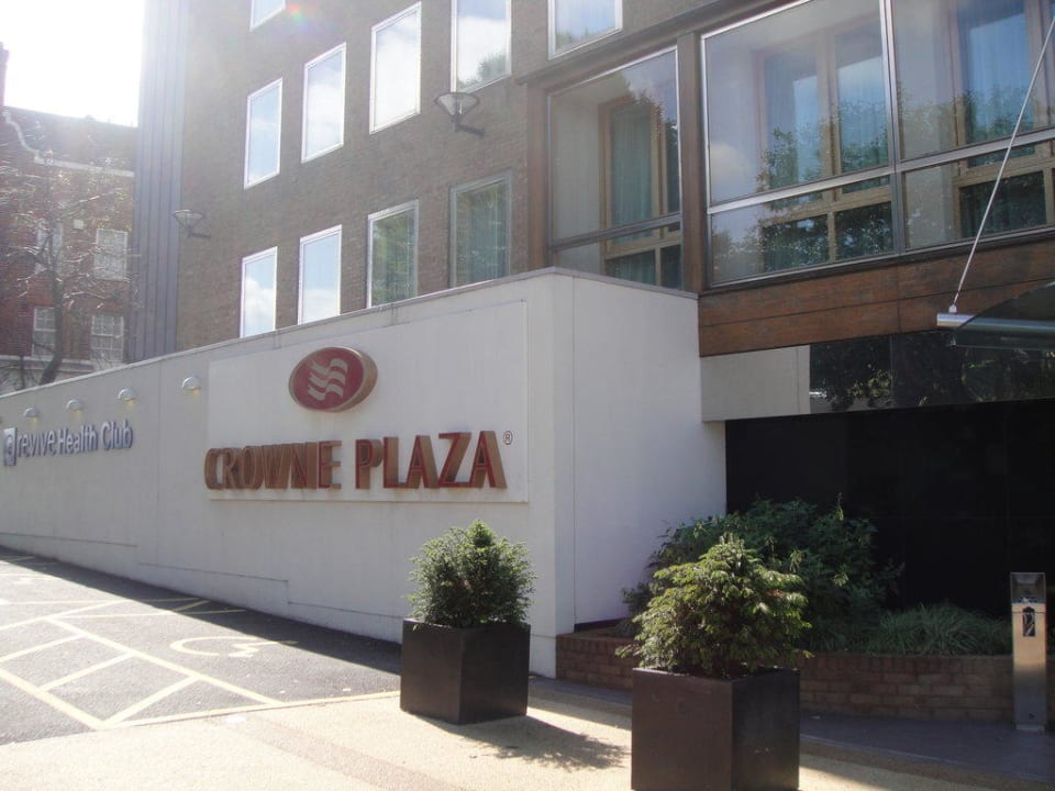 Straßenseite Hotel Crowne Plaza London Ealing