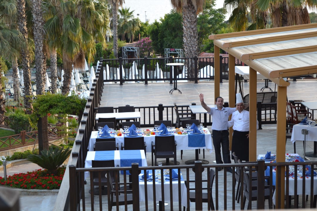 Vorbereitungen für den Abend am Fischrestaurant Alba Resort Hotel