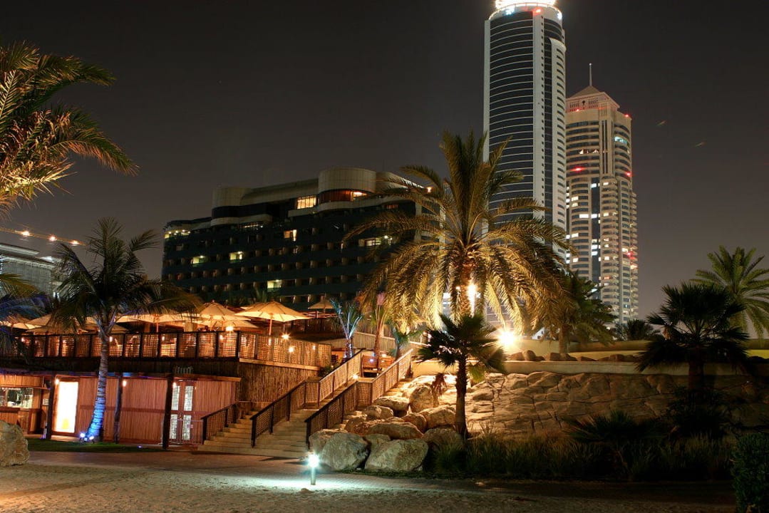 Barasti-Bar bei Nacht Le Meridien Mina Seyahi Beach Resort & Waterpark