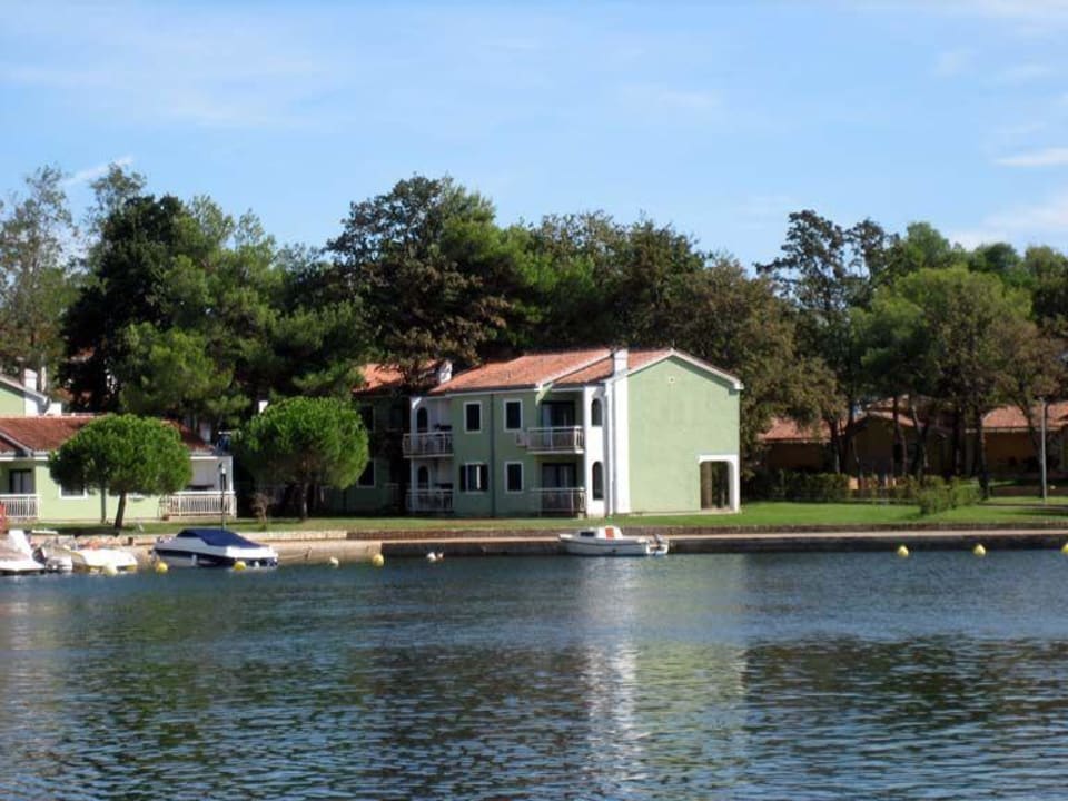 Blick auf "Amfora" Gebäude von der Marina aus Apartments Stella Plava Laguna