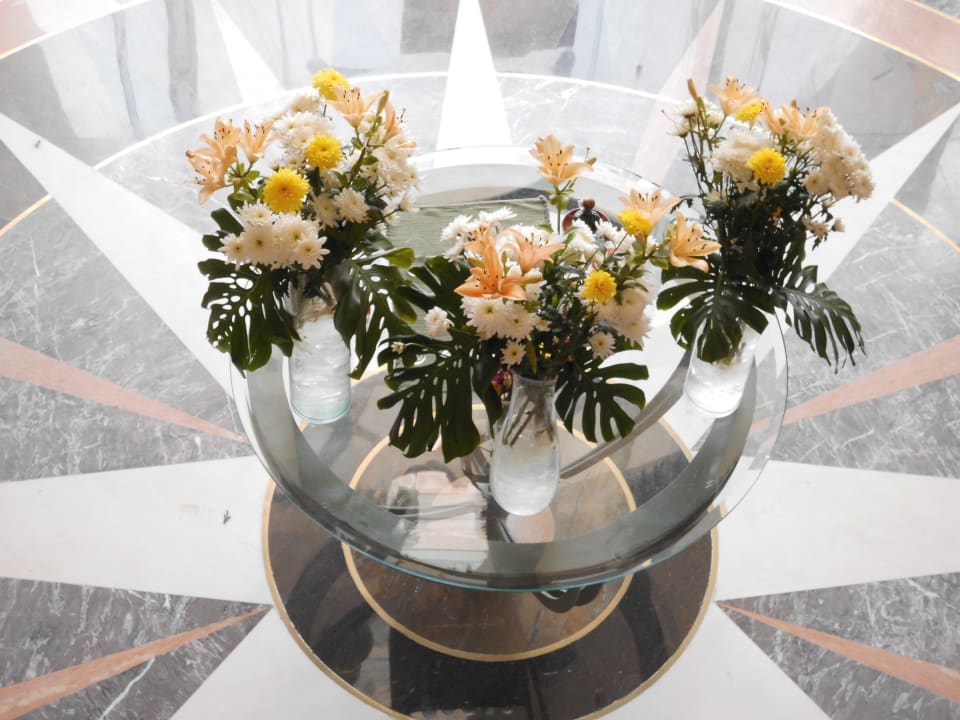 Immer frische Blumen in der Lobby SUNRISE Holidays Resort (Adults Only)