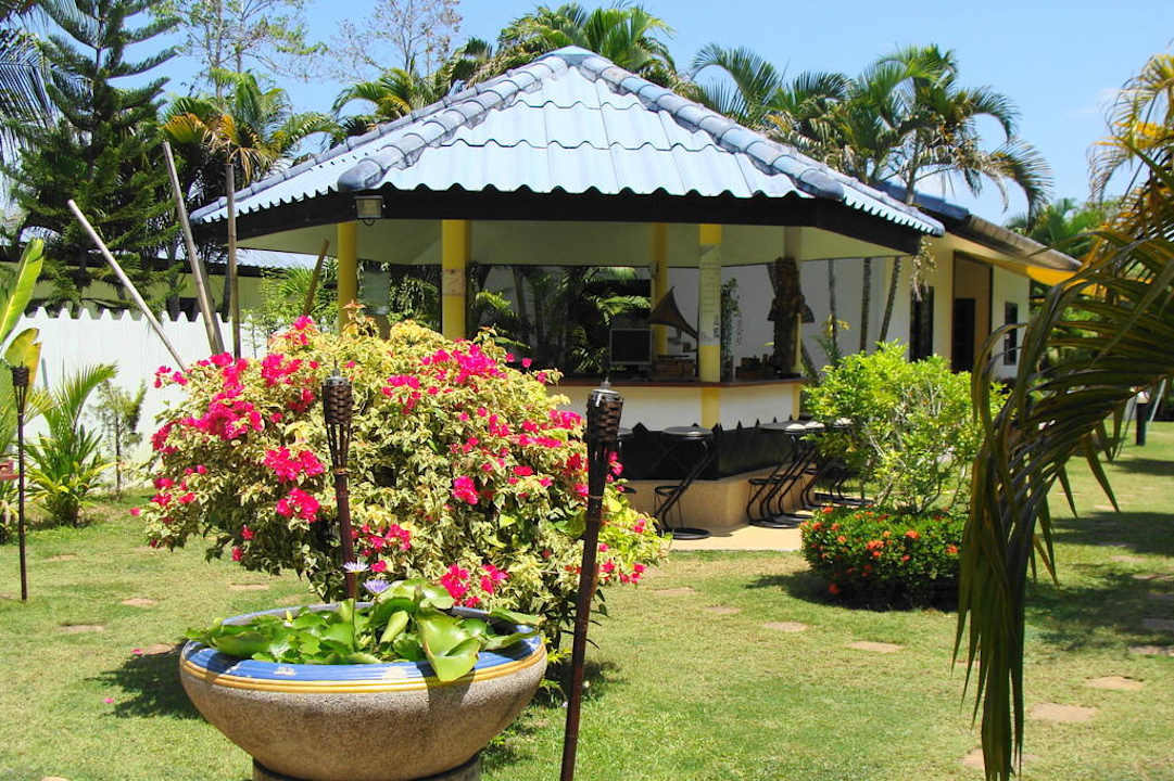 Eingang mit Brunnen Phuket Lotus Lodge