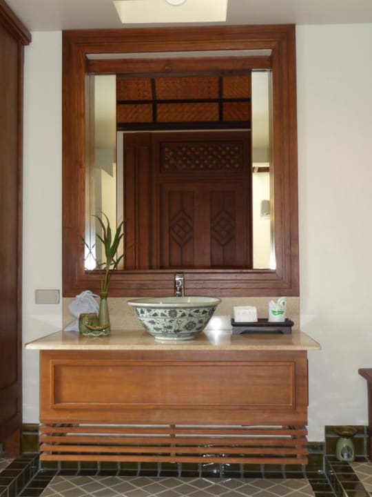 Bad mit aufschiebbarem Spiegel Blick ins Zimmer The Fair House Beach Resort