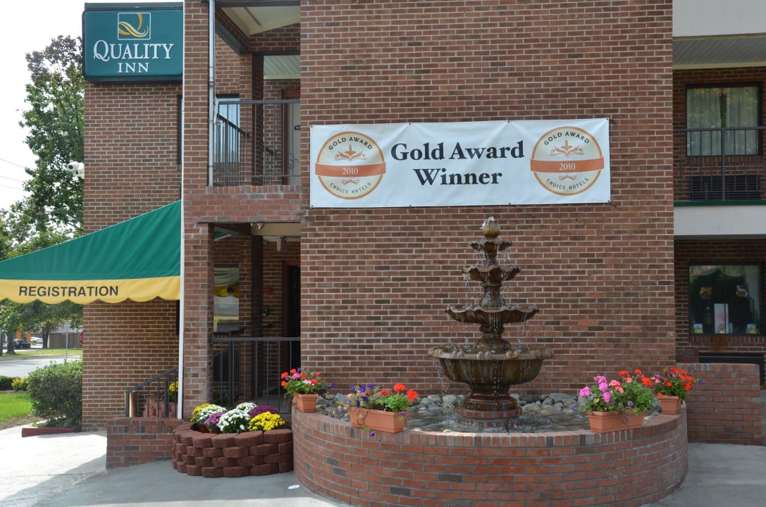 Front Entrance 2 time Gold Award Winner Hotel Quality Inn Mt. Vernon
