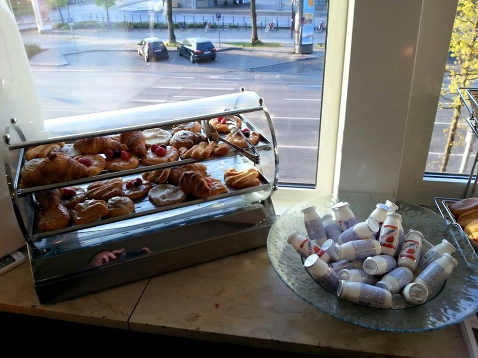 Süße Teilchen und Actimel Garner Hotel Hamburg - Wandsbek Marktplatz