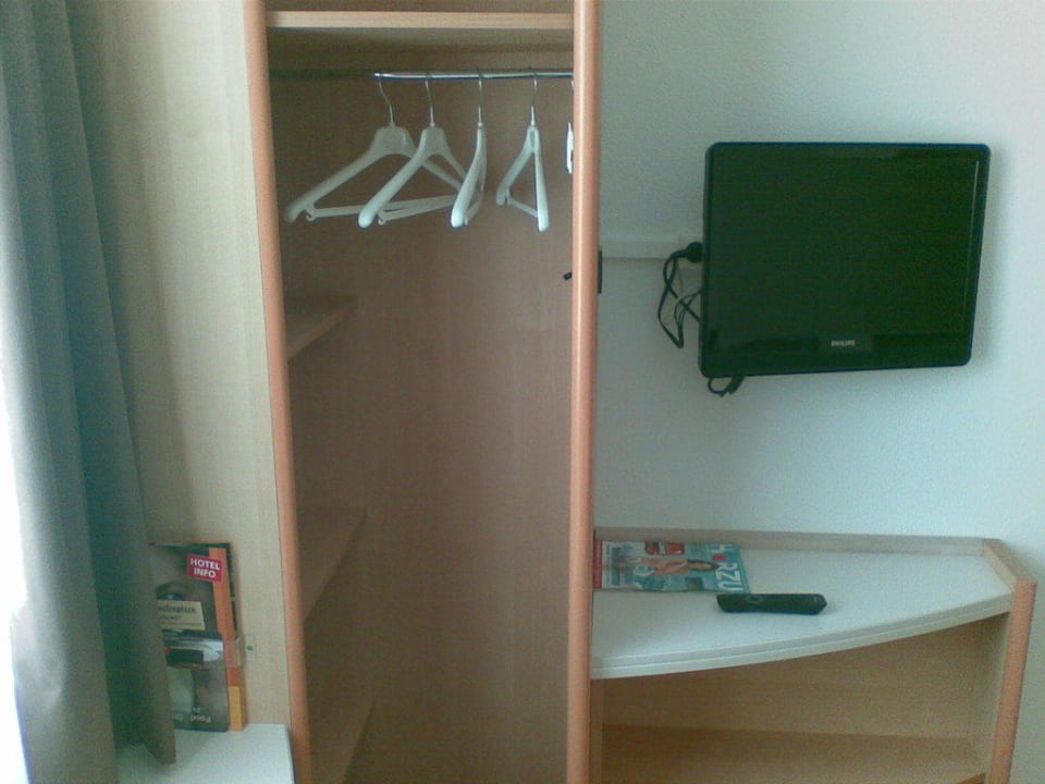 Zimmer - TV, Schrank McDreams Hotel Stuttgart-City
