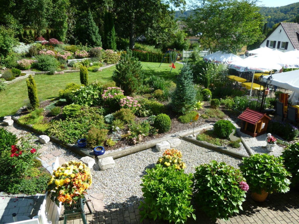 Blick in den sehr schönen Garten aus dem Zimmer 15 Hotel in der Breite