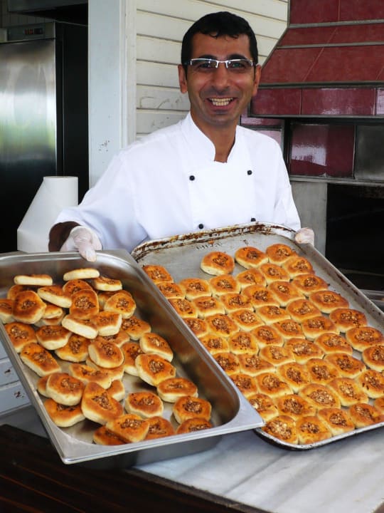 Bäcker Ayhan zeigt seine leckeren Spezialitäten FUN&SUN Smart Hane Sun Hotel