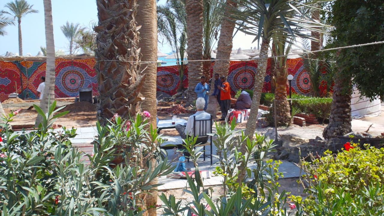 Blick vom Pool auf die Baustelle Giftun Azur Resort