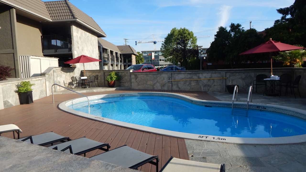 Pool Best Western Plus Burnaby Hotel