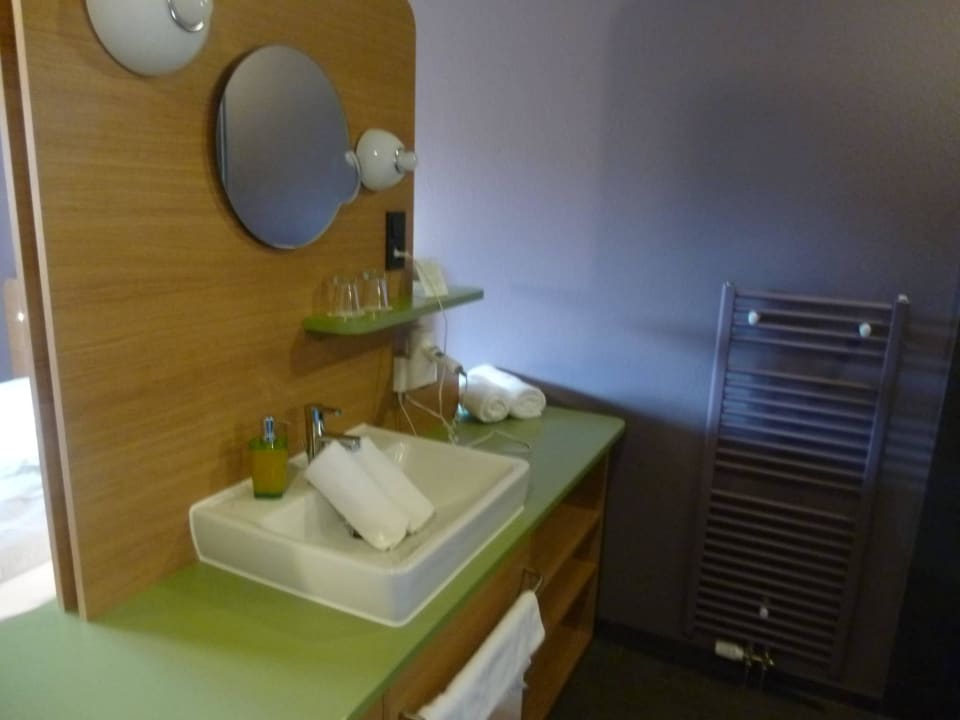 Becken u. Spiegel für große Menschen ( Hotel mein inselglück