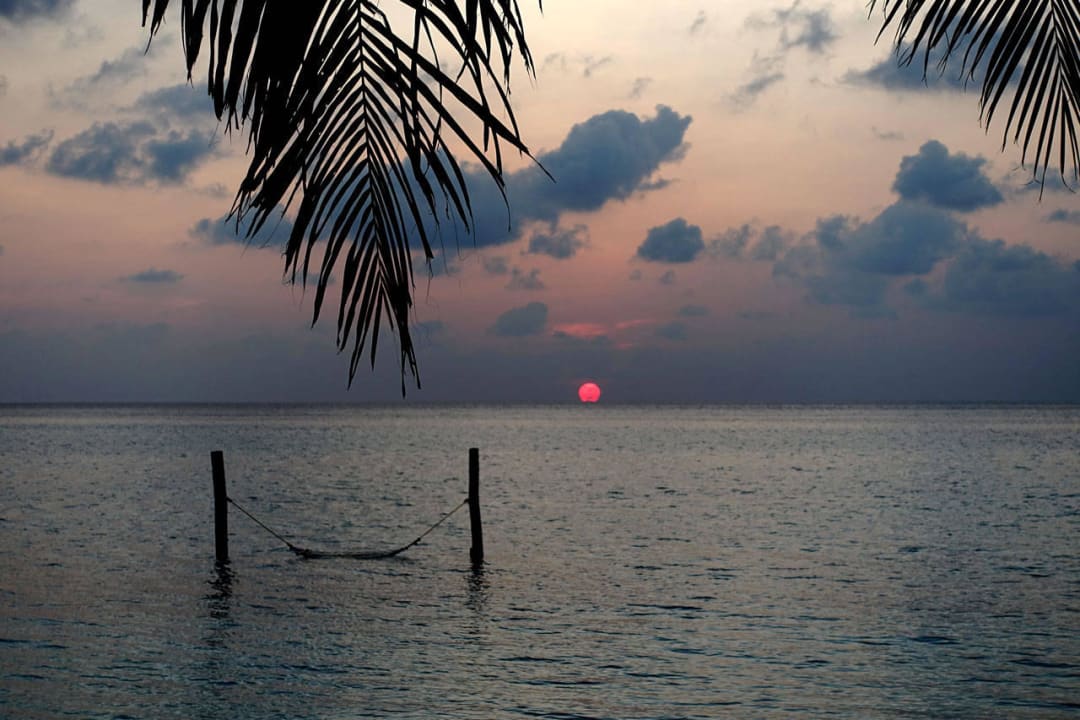 Jeden Abend ein besonderer Sonnenuntergang Summer Island Maldives