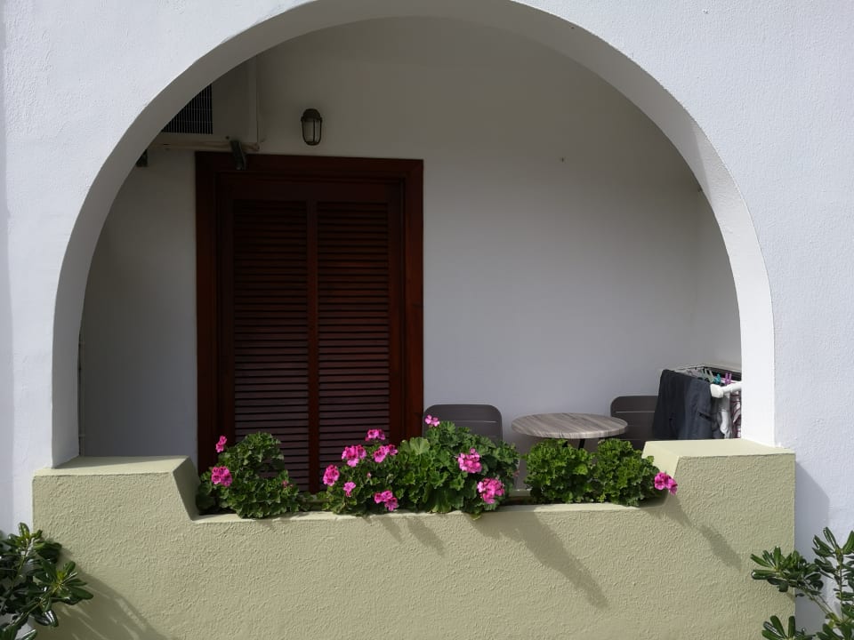 Kleiner Balkon Alianthos Garden Hotel