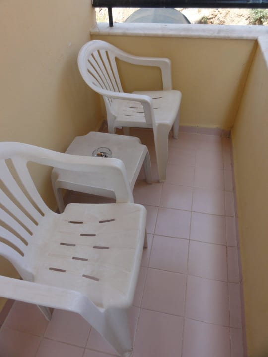 Unsaubere Balkonmöbel Semt Luna Beach Hotel