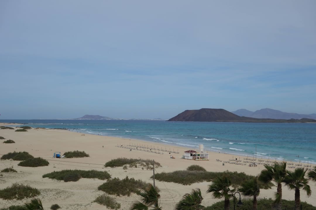 Ausblick auf Strand und Insel Lobos Hotel Riu Palace Tres Islas