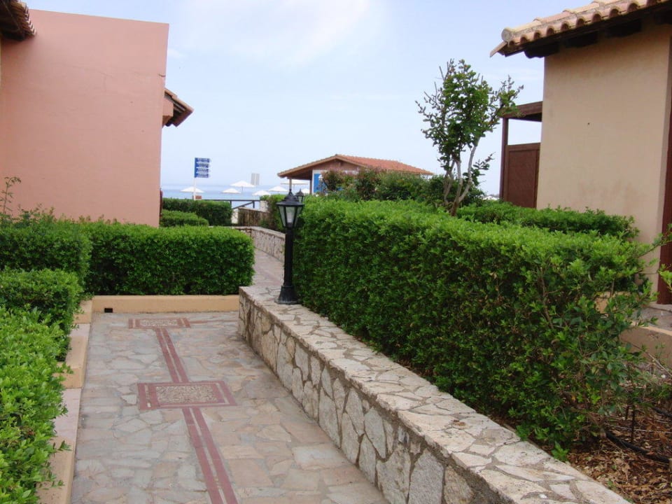 Wege zwischen den Bungalows Aldemar Olympian Village