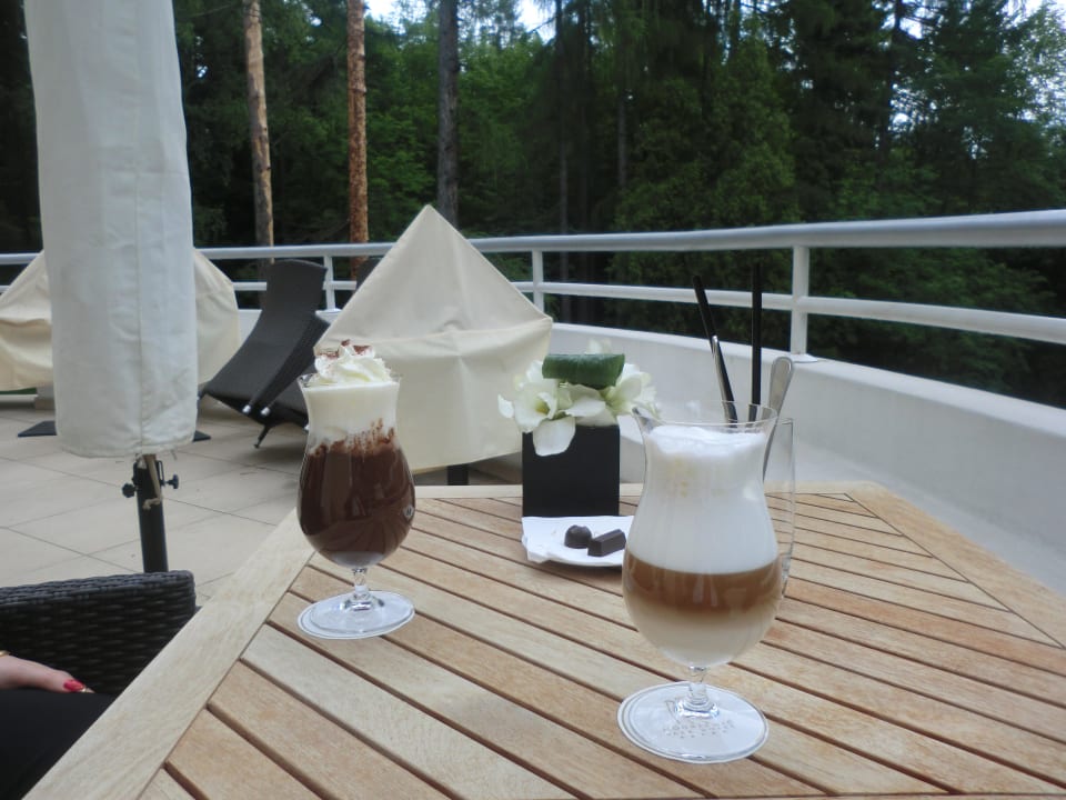 Kakao und Café Latte Hotel Modrzewie Park
