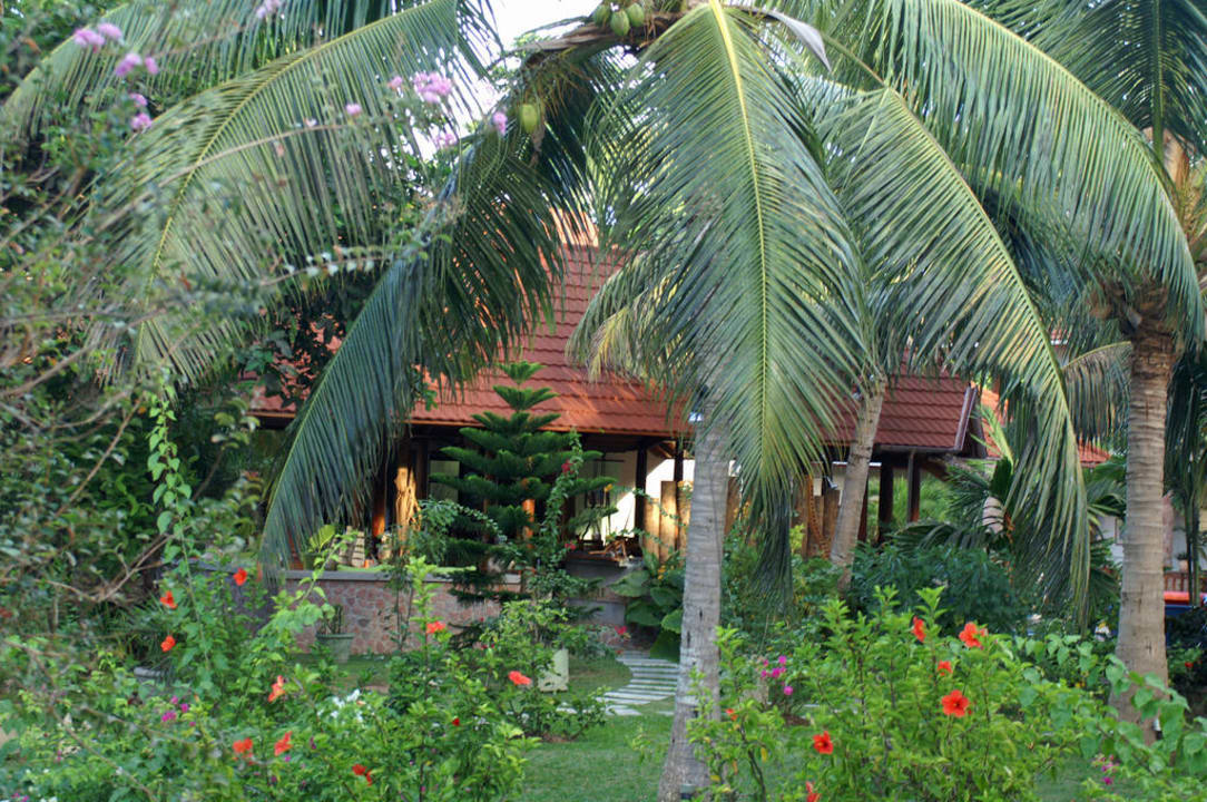 Garten mit häusern Hotel Le Duc de Praslin