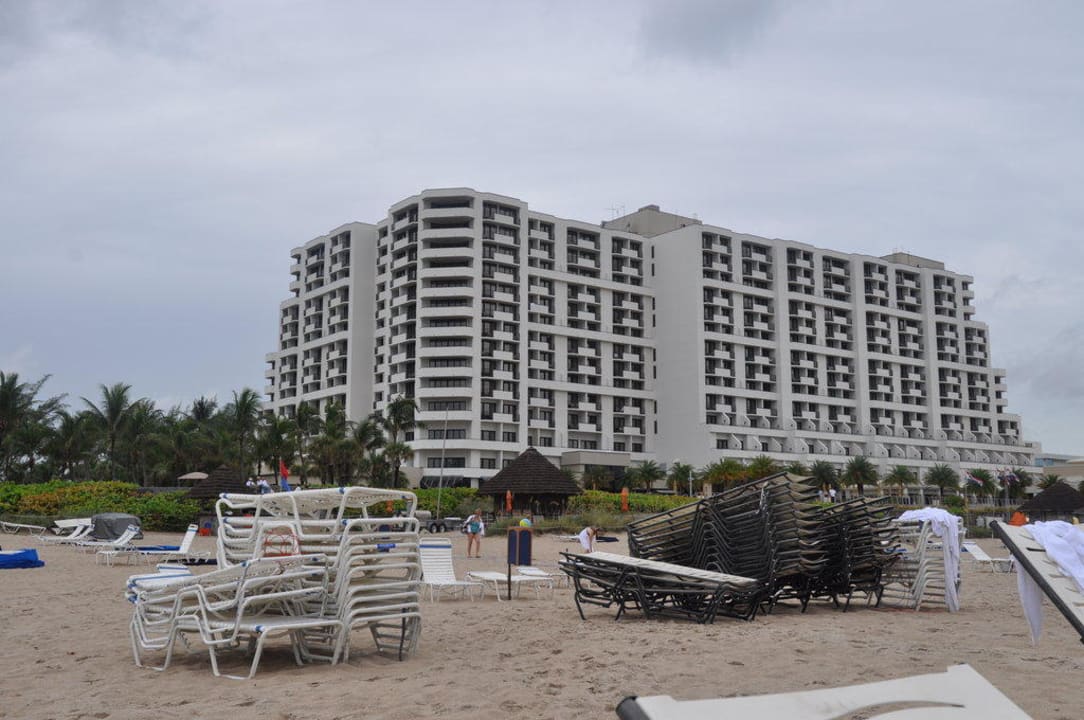 Hotelanlage vom Strand aus Hotel Marriott Harbor Beach Resort