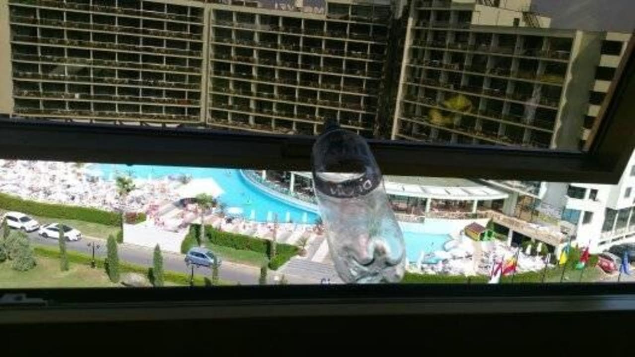 Flasche zwischen -> Fenster auf Imperial Palace Hotel